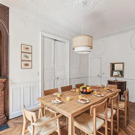 Flat 4Br Hotel De Ville شقة *